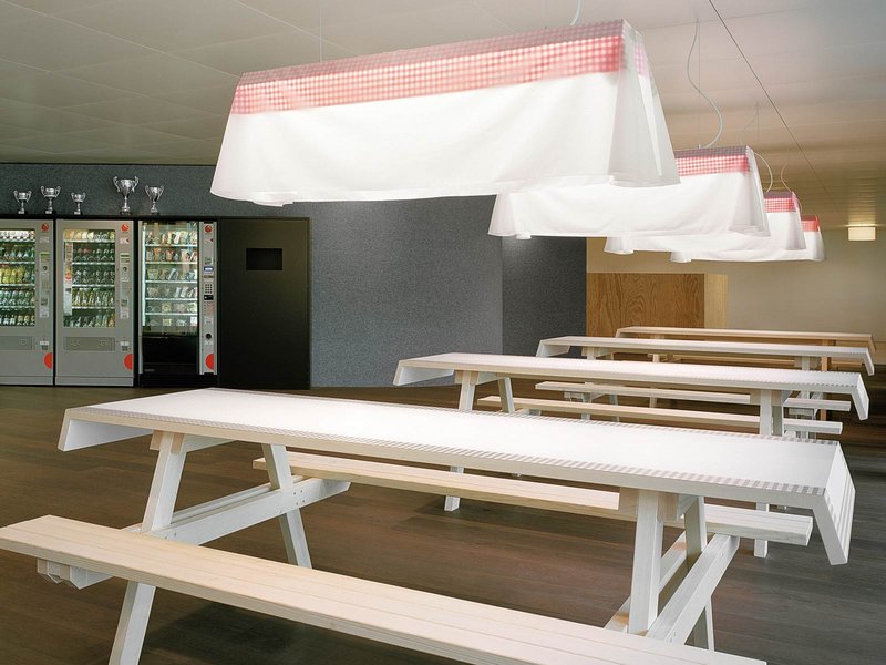 Gessaga Hindermann: Cafeteria für Mitarbeiter einer Bank - best architects 11