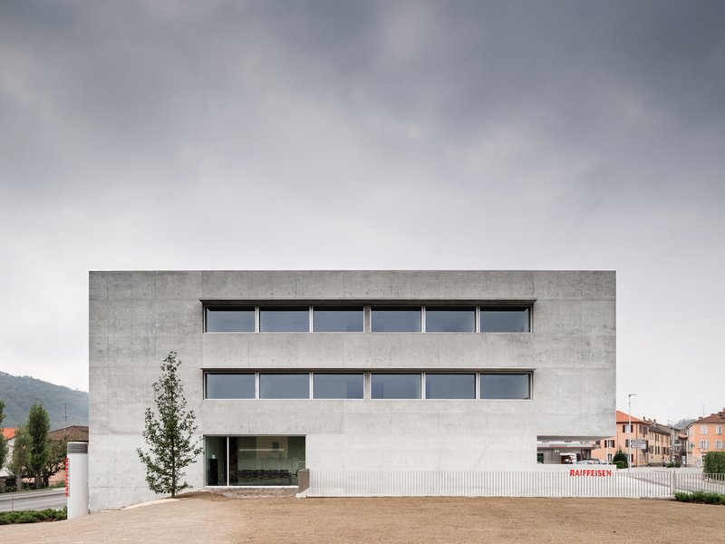 Montemurro Aguiar Architetti: Raiffeisen Bank of Campagnadorna - best architects 18