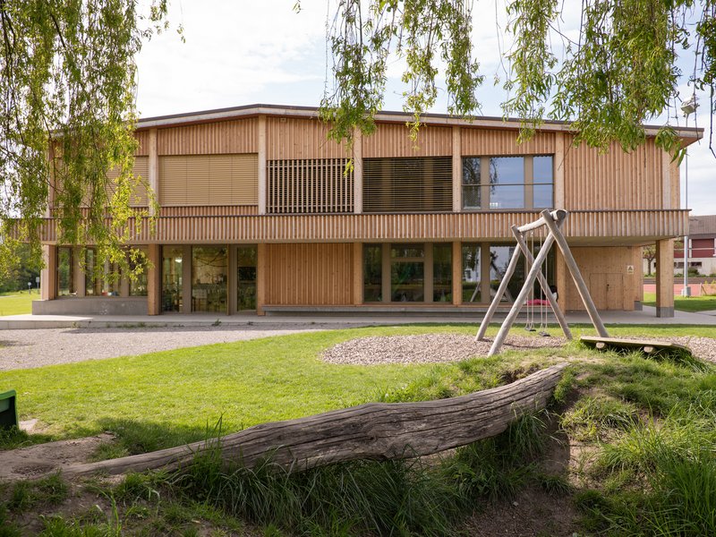 schoch-tavli architekten: Two-classroom kindergarten in Kradolf - best architects 24