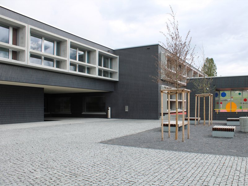Uli Mayer · Urs Hüssy Architekten: Kindergarten und Doppelturnhalle, Mauren - best architects 24